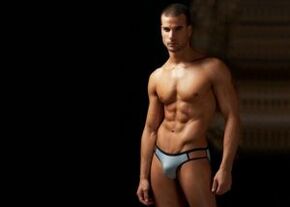 férfi rövidnadrágban, megnagyobbodott pénisszel