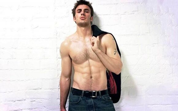 szexi férfi megnagyobbodott pénisszel