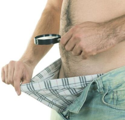 egy férfi megvizsgálja a hímtagját, és meg akarja növelni